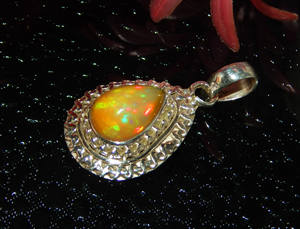 Amuleto de Aniversario para Mujer con Ópalo Natural y Plata de Ley 925 Bañada en Rodio, Diseño Minimalista en Forma de Corazones - Product Image 4