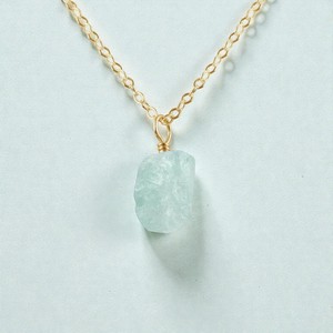 Collier avec pendentif en argent 925, pierre de naissance en aigue-marine brute, fait à la main - Product Image 1