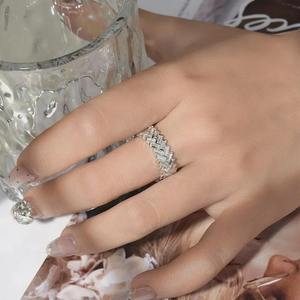 สายรัดมอสซาไนต์เงินสเตอร์ลิงของผู้ชายมีช่องตัดที่สวยงามออกแบบด้วยการเชื่อมโยงทางเรขาคณิตเครื่องประดับที่หรูหราทันสมัย - Product Image 4