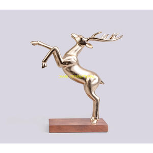 Figurine de renne en aluminium doré avec base en bois Statue de cerf moderne Décoration de Noël élégante Sculpture d'accent de collection - Product Image 6