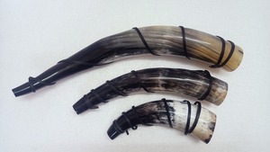 Cuernos para beber de búfalo natural hechos a medida con correas de cuero disponibles en 3 tamaños de 24, 16 y 12 pulgadas para reventa - Product Image 3