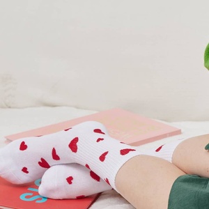 ODM personnalisé imprimé confortable respirant coton femmes chaussettes équipage usage quotidien en gros bas quantité minimale de commande coeur modèles - Product Image 2
