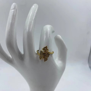 Elegantes anillos de latón clásicos para mujer y anillos de moda chapados en oro hechos a mano por expertos unisex para bodas y compromisos - Product Image 1