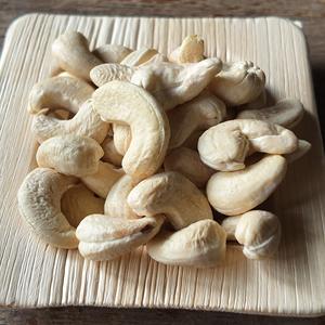 Ventes chaudes de noix de cajou blanches du Vietnam, qualité W320, fraîches, biologiques, 100% naturelles, avec emballage sous vide pour la transformation alimentaire - Product Image 6