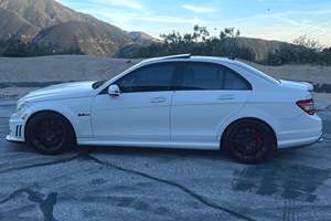 Mercedes-Benz C63 AMG berline V8 2011 d'occasion en bon état, avec pack de développement P31 AMG, jantes Vertini, provenance Californie - Product Image 3