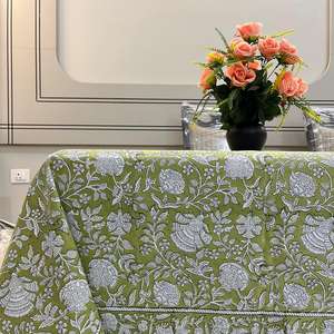 Mantel Estampado a Mano con Diseño Floral Verde Aguacate y Blanco, Hecho en India, 100% Algodón, Cubierta para Mesa Festiva de Navidad - Product Image 3