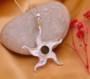 Pendentif statement en forme d'étoile en argent sterling 925 plaqué or massif avec pierre précieuse blanche Molda, classique pour mariage, fiançailles, fête - Product Image 2