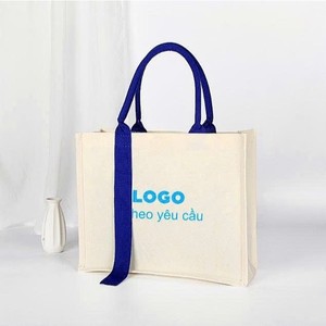 Sac fourre-tout en toile couleur crème avec poignée bleue et fermeture magnétique pour usage quotidien - Product Image 2