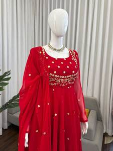 Salwar traditionnel indien prêt-à-porter pour la Saint-Valentin, en coton slub épais noir, brodé, col rond, idéal pour les fêtes - Product Image 4