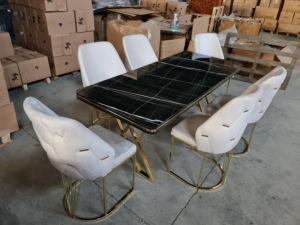Ensemble de salle à manger moderne convertible 6 pièces avec table en MDF noir, chaises rembourrées blanches, structure dorée - Product Image 4