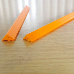 Profil de coin en PVC rigide extrudé personnalisé en usine, protection de bord en plastique pour panneaux et planches de meubles - Product Image 1