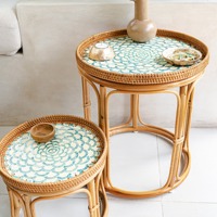 Tables basses rondes en rotin artisanal de premier choix avec incrustation de coquillage perlé pour les accents du salon