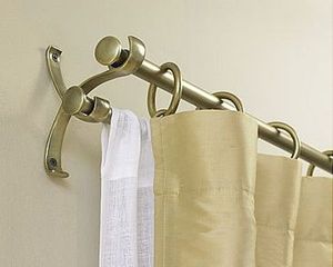 Elegantes remates de barra de cortina en forma de cúpula de metal bruñido que le dan a sus cortinas un acabado refinado y distinguido - Product Image 3