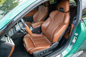 BMW M4 Competition xDrive Coupé AWD 2025 Usado en Excelentes Condiciones, Color Verde Isle of Man Metalizado, Paquete Ejecutivo, Interior Tartufo - Product Image 5