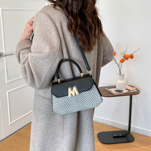 Sac à main structuré à poignée supérieure, motif monogramme chevrons hexagonaux, avec fermoir lettre M, tissage géométrique, pour acheteurs de boutiques - Product Image 6