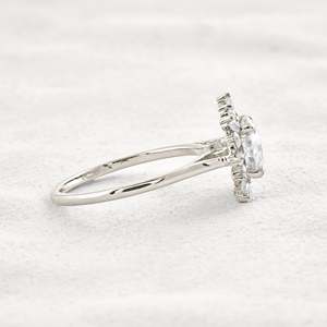 Bague de fiançailles Sunburst en or 14 carats bijoux de mariage romantiques avec moissanite cultivée en laboratoire et cluster de diamants Halo pour les fêtes - Product Image 6