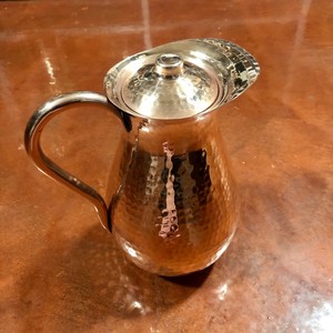 Pichet en cuivre martelé avec couvercle, offre une expérience sensorielle délicieuse grâce à sa surface froide et brillante. - Product Image 6