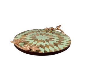 Plateau en bois avec poignée en métal pour servir des aliments et des boissons, offrant un design élégant, durable et fonctionnel pour un usage quotidien à la maison - Product Image 4