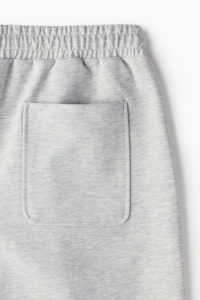 Moda personalizada de gran tamaño de peso pesado Color gris sólido liso en blanco ajuste suelto plisado detalle pantalones cortos de sudor para hombres - Product Image 2