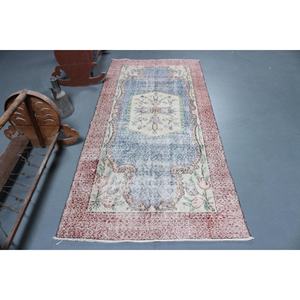 Alfombra vintage de 3.6x7.6 pies, alfombra turca de lana con lunares rojos y azules - Product Image 1