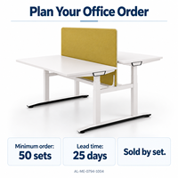 Bureau de travail double réglable en hauteur avec dessus rectangulaires blancs, panneau d'intimité jaune et pieds de support blancs
