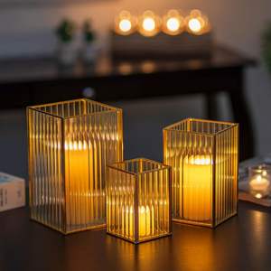 Impresionante linterna de latón con asa y paneles de vidrio para una iluminación romántica en bodas o noches festivas - Product Image 2