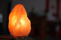 Lampe au sel rose de l'Himalaya sculptée à la fleur | Artisanat pakistanais fait à la main avec base en bois pour une décoration élégante