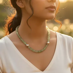 สร้อยคอประดับคริสตัลสีเขียวสุดหรูหรา ชุบทองสำหรับผู้หญิง สไตล์วินเทจ เหมาะสำหรับโอกาสพิเศษ โดดเด่นเป็นเครื่องประดับแฟชั่น - Product Image 2