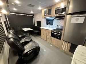 Venta al por mayor de Forest River Work & Play 2-1-L-T 2022 de segunda mano a precio económico - Product Image 2