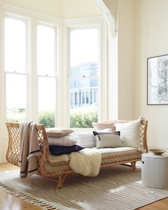 Banc en rotin côtier artisanal avec coussin moelleux et design incurvé élégant - Chaise de parc chic bohème - Product Image 5