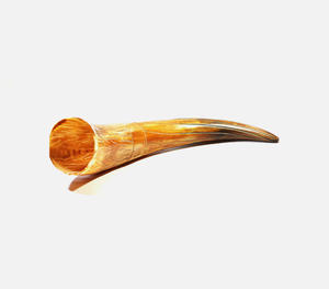 Authentique corne à boire viking en ambre miel, fabriquée à la main, avec des runes nordiques sculptées à la main et des rainures texturées en spirale élégantes - Product Image 2