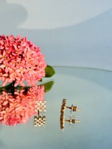 Boucles d'oreilles élégantes en or rose 14K à carreaux carrés avec diamant naturel H I rond taille brillant SI3 I1 fournisseur en gros - Product Image 5