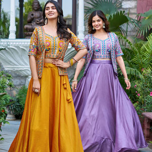 Ensemble Lehenga Choli et Koti en Vichitra Naturel Pur, Longueur au Sol, avec Broderie pour les Fêtes, Style Indo-Occidental - Product Image 1