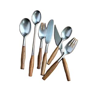 ชุดมีดสแตนเลสด้ามไม้ขัดเงาสีเงินพร้อมที่จับอะคริลิคใสช้อนส้อมราชวงศ์หรูหรา - Product Image 1