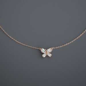 Collar de Mariposa de Aleación de Zinc Chapado en Oro de Moda 186071, Cadena de Acero Inoxidable con Incrustaciones de Diamantes y Perlas para Regalo - Product Image 1