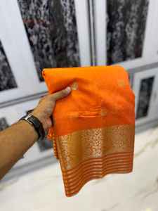 Saris de seda con brocado Banarasi elegantes hechos a medida, lujo tradicional y artesanía atemporal. Ideal para fiestas de bodas - Product Image 5