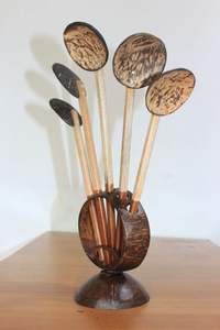 Cuillère artisanale en noix de coco fabriquée à partir de coquille de noix de coco naturelle et de bois pour des ustensiles de cuisine écologiques - Product Image 4