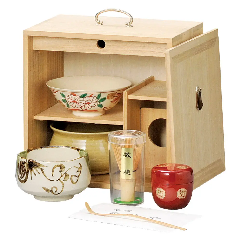 Um conjunto de utensílios de chá caixa de madeira, um conjunto de utensílios matcha, e um conjunto de itens necessários para matcha.