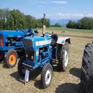 Tracteur Ford à vendre, qualité supérieure, fabrication artisanale, 4 roues motrices, 100 CV, boîte de vitesses, pompe, livraison rapide disponible, achetez maintenant en gros - Product Image 5
