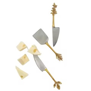 Ensemble de couteaux à fromage modernes avec poignées noires incurvées Lames dorées Parfait pour recevoir des couverts durables et élégants - Product Image 2