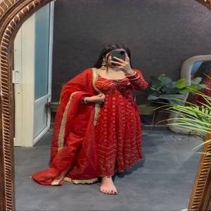 VASTRA COTTAGE Vestido de Georgette Sintético con Bordado de Hilo y Pantalón de Microalgodón y Dupatta de Encaje Elegante, Conjunto Completamente Cosido - Product Image 1