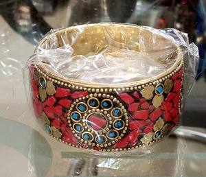 Super vente de bracelet de manchette en laiton de luxe pour les femmes Design de mode pour la fête disponible au prix de gros pour l'exportation - Product Image 4