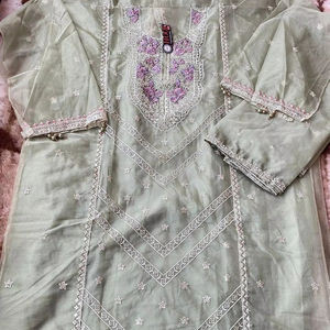 Elegante y cómoda Organza pesada de invierno Shalwar Kameez con Santoon Bottom Inner & Dupatta Ropa festiva Ropa pakistaní - Product Image 1