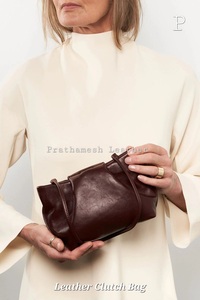 El diseñador lleva tu estilo esencial con este elegante bolso de mano de cuero plegable sobre el embrague de cuero ofrece practicidad de estilo - Product Image 3
