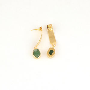 Pendientes hipoalergénicos de cuarzo verde fresa natural con textura de diseño, chapados en oro de 18k sobre latón. - Product Image 5