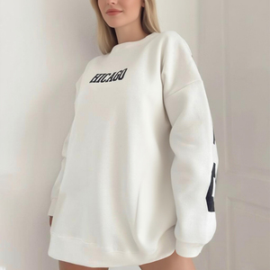 Sudadera de Mujer Personalizada, Blanca, 100% Algodón, Felpa, Diseño Holgado con Hombros Caídos, Estampado en Serigrafía, Cuello Redondo, Logotipo Frontal - Product Image 4