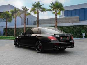 E63 S AMG V8 d'occasion 2023 Essence/Gasoline Conduite à gauche Sièges en cuir Intérieur foncé Régulateur de vitesse adaptatif Toit ouvrant panoramique - Product Image 4