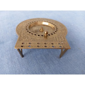 Horloge de table élégante et fantastique personnalisable en gros, la structure ajoute du caractère et du charme à toute composition de table - Product Image 4