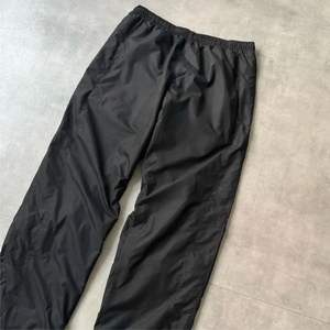 ออกแบบโลโก้ตามสั่ง กางเกงวอร์มขายาวทรงหลวมบุผ้าสีดำคุณภาพสูงสำหรับผู้ชาย ทำจากไนลอน มีซิป - Product Image 2