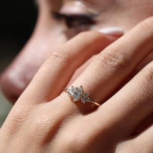 Anillo de compromiso chapado en oro de 18 quilates con diamantes de corte Marquesa de 10x5mm con piedras laterales Marquesa | Joyería nupcial única - Product Image 4